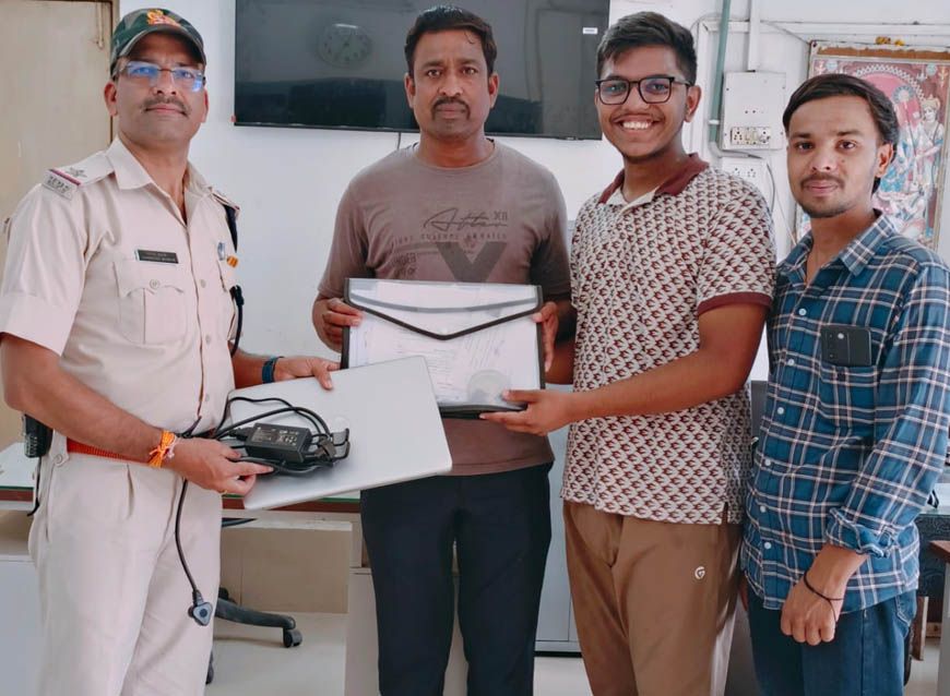 आरपीएफ ने ₹70 हजार मूल्य का लैपटॉप व महत्वपूर्ण दस्तावेजों से भरा बैग यात्री को सकुशल लौटाया