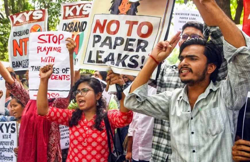 NEET पेपर लीक प्रदर्शन में अश्लीलता फैलाने वालों की तलाश में पुलिस, नाबालिगों की भूमिका भी जांच के दायरे में