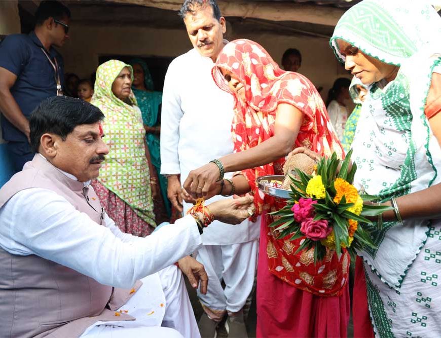 मुख्यमंत्री डॉ. यादव ने जनजातीय परिवार के घर किया भोजन