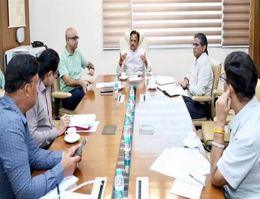 आयुष्मान भारत योजना के क्लेम भुगतान, एम्पेनेलमेंट की कार्यवाही प्राथमिकता से पूर्ण करें: उप मुख्यमंत्री  शुक्ल