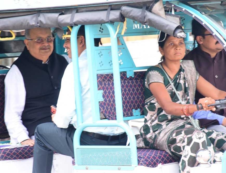 महिलाएं हो रही हैं सशक्त एवं सक्षम ई-रिक्शा में बैठकर स्पीकर हाउस के लिए रवाना हुए विधानसभा अध्यक्ष डॉ. रमन सिंह