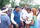 बाढ़ प्रभावित परिवारों के बीच पहुंचे वन मंत्री केदार कश्यप