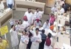 चंडीगढ़ निगम बैठक में जलभराव पर हंगामा, राफ्टिंग बोट लेकर पहुंची AAP; मेयर ने अफसरों को लगाई फटकार