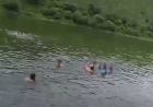 स्कूल की लड़कियों संग पिकनिक पर गया प्रिंसिपल, डैम में बिना कपड़ों के नहाते VIDEO वायरल; मचा हड़कंप