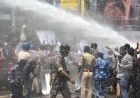 BPSC TRE 4: वाटर कैनन के बीच शैंपू लगाकर नहाने लगा छात्र, पथराव के बाद लाठीचार्ज