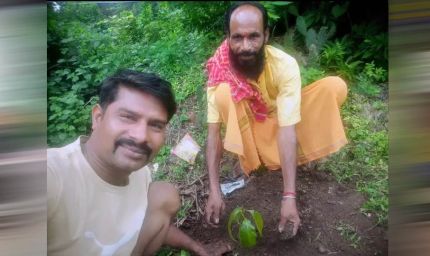 प्रदेश प्रवक्ता बालकिशन विश्वकर्मा ने आम के वृक्ष छतरपुर में लगाए