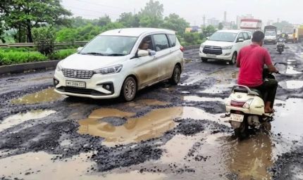 सड़कें बनीं मौत का जाल, गड्ढों में उतरकर फूटा जनता का गुस्सा: कांग्रेस-भाजपा एक मंच पर, नगर पंचायत की कार्यशैली पर गंभीर सवाल
