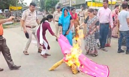 महिलाओं के सम्मान पर सियासत गरम: केंद्रीय मंत्री प्रह्लाद जोशी और सांसद कंगना रनौत के खिलाफ महिला कांग्रेस का उग्र प्रदर्शन, सार्वजनिक माफी की मांग