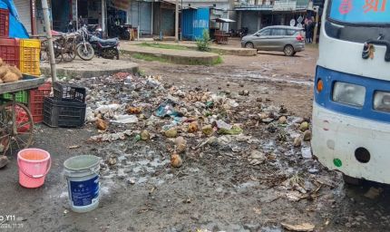 बस स्टैंड बना कचरे का भंडार जिम्मेदार व्यक्ति मौन
