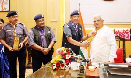 राज्यपाल पटेल ने स्काउट्स एवं गाइड स्कार्फ धारण किया