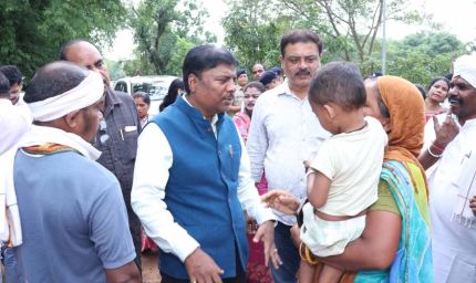 बाढ़ प्रभावित परिवारों के बीच पहुंचे वन मंत्री केदार कश्यप