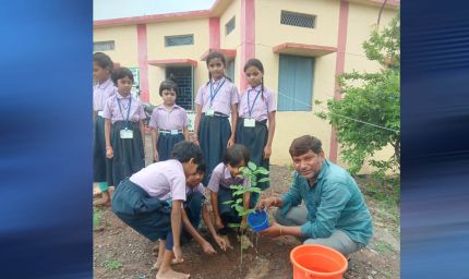 प्रदेश सचिव राजेंद्र सोलंकी ने एक वृक्ष स्कूल प्रांगण में लगाया