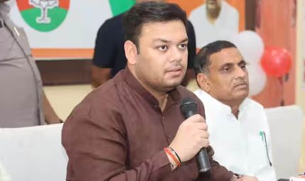 एक भी स्कूल बंद नहीं हुआ... अखिलेश के आरोपों पर योगी सरकार का पलटवार, सपा राज पर भी साधा निशाना