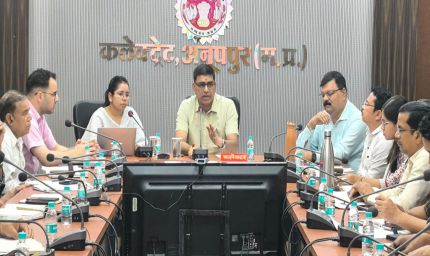 जिले के सभी विद्यालयों एवं छात्रावासों में पेयजल गुणवत्ता की जांच कराई जाए - कलेक्टर झा