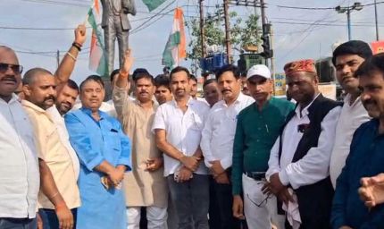 दतिया उपचुनाव में कांग्रेस की जीत पर सिंगरौली में जश्न, कार्यकर्ताओं ने बांटी मिठाई
