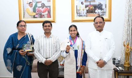 राष्ट्रमंडल खेलों की रजत पदक विजेता ज्ञानेश्वरी यादव का मुख्यमंत्री निवास में भव्य स्वागत