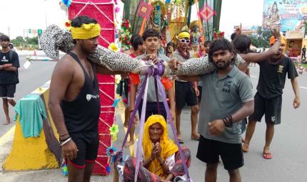24 पोते बने दादी के श्रवण कुमार