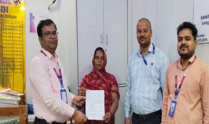 SBI जनकपुर ने SGSP योजना के तहत मृत कर्मचारी के नॉमिनी को दिलाए ₹10 लाख, बैंक ने दी योजना की जानकारी