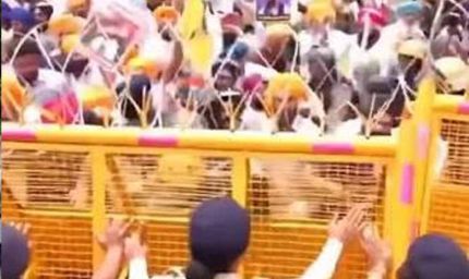 चंडीगढ़ में AAP नेताओं-कार्यकर्ताओं की पुलिस से झड़प, वॉटर कैनन चलाकर किया तितर-बितर