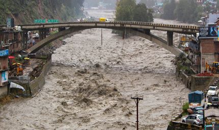 हिमाचल में बारिश का कहर, 145 सड़कें बंद और 224 ट्रांसफार्मर ठप; अगले 48 घंटे भारी पड़ सकते हैं