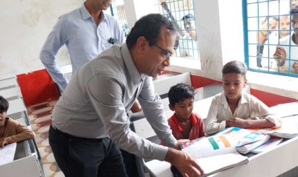 स्कूल शिक्षा विभाग के प्रमुख सचिव ने बच्चों के साथ बैठकर देखी पढ़ाई, शिक्षकों से संवाद कर शिक्षा की गुणवत्ता पर दिए सुझाव