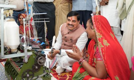 हाथकरघा क्षेत्र को प्रोत्साहन, पारंपरिक कला को संरक्षित करने तथा महिलाओं को रोजगार के अवसर उपलब्धर करवाने की दिशा में महत्वपूर्ण पहल : मुख्यमंत्री डॉ. यादव