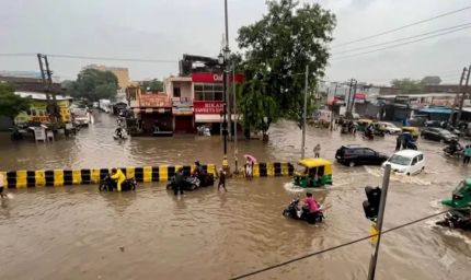 दिल्ली में बारिश ने तोड़ा 15 साल का रिकॉर्ड, 7 डिग्री गिरा पारा; गुरुग्राम में आज रेड अलर्ट