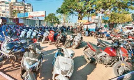 रायपुर स्टेशन पर RPF का बड़ा एक्शन, नो पार्किंग और अवैध वेंडरों पर कार्रवाई; 3800 लोग पकड़े गए