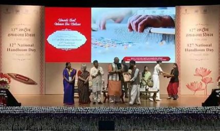 राष्ट्रपति श्रीमती मुर्मु ने महेश्वरी साड़ी बुनाई में उत्कृष्ट योगदान के लिए खरगोन जिले के कमल गौड़ को किया सम्मानित