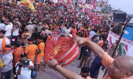 भोलेनाथ के भक्तों पर सीएम योगी ने की श्रद्धा की पुष्पवर्षा