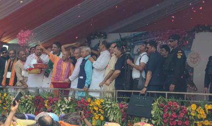 मेरठ में योगी ने कांवड़ियों पर की पुष्पवर्षा, ड्रोन उड़ाता युवक पकड़ा