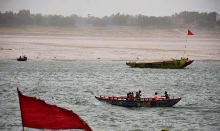 वाराणसी में गंगा का जलस्तर बढ़ा, घाट जलमग्न, प्रशासन पूरी तरह अलर्ट
