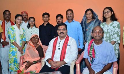 तीन बहनों ने एक साथ पास की नीट परीक्षा, उप मुख्यमंत्री  विजय शर्मा ने घर पहुंचकर दी बधाई
