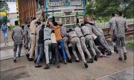 क्विक रिस्पांस फोर्स(QRF) जवानों की सूझबूझ ओर तत्परता से टली बड़ी दुर्घटना