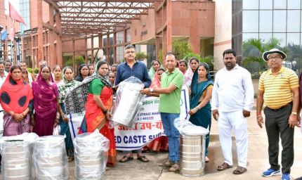 अनुसूचित जाति उपयोजना के तहत किसानों को स्टोरेज बिन वितरित
