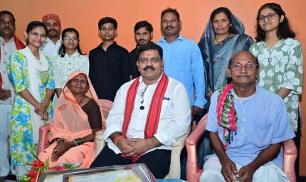 रायपुर: तीन बहनों ने एक साथ पास की नीट परीक्षा, उप मुख्यमंत्री विजय शर्मा ने घर पहुंचकर दी बधाई