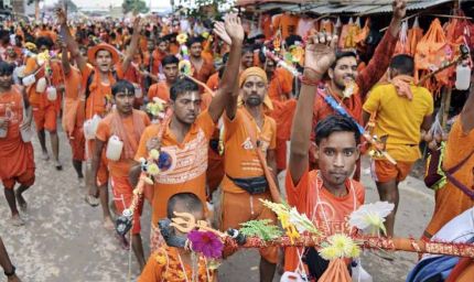 पहली बार कंधे पर कांवड़, कोई 13 तो कोई 21 साल से निभा रहा भोले की भक्ति की परंपरा