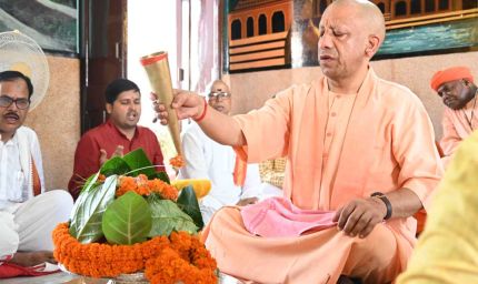 सावन के दूसरे सोमवार सीएम योगी ने किया रुद्राभिषेक