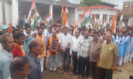 ग्राम अखड़ार में निकली तिरंगा यात्रा, देशभक्ति के नारों से गूंजा गांव