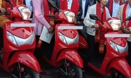 यूपी में 50 हजार मेधावी छात्राओं को मिलेगी मुफ्त स्कूटी, टॉप 5% छात्राओं की तैयार हो रही सूची