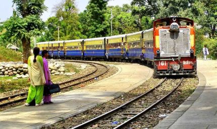 हिमाचल में भारी बारिश का असर! कांगड़ा घाटी रेल सेवा फिर बंद, पठानकोट की 4 ट्रेनें रद्द