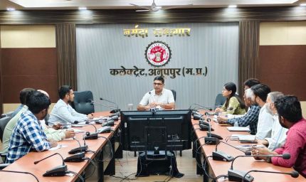 रेलवे ओवरब्रिज का कार्य गंभीरता एवं रुचि के साथ शीघ्र पूर्ण करें अधिकारी- कलेक्टर  झा