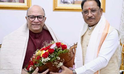 मुख्यमंत्री विष्णुदेव साय से निर्माता-निर्देशक डॉ. चंद्रप्रकाश द्विवेदी ने की सौजन्य मुलाकात