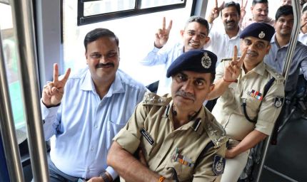 ईवी बस से जनविश्वास शिविर के लिए रवाना हुए संभागायुक्त,कलेक्टर एवं अन्य वरिष्ठ अधिकारी