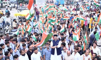 तिरंगे के साथ देशभक्ति का संदेश, विभाजन की पीड़ा को भी किया नमन