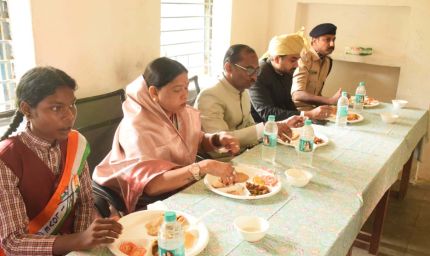 सिंगरौली में स्वतंत्रता दिवस पर बच्चों संग बैठीं राज्यमंत्री राधा सिंह, विशेष मध्यान्ह भोज का आयोजन