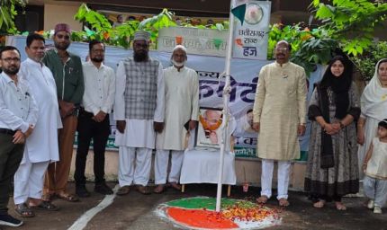 मिर्ज़ा एजाज़ बेग ने हज कमेटी कार्यालय में किया ध्वजारोहण