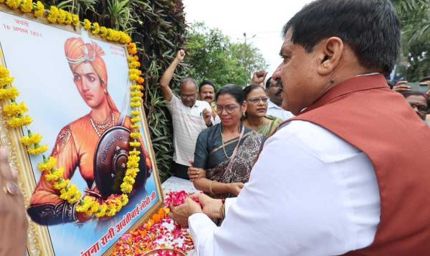 मुख्यमंत्री डॉ. यादव ने वीरांगना रानी अवंती बाई लोधी की प्रतिमा पर अर्पित की पुष्पांजलि