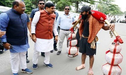 मुख्यमंत्री डॉ. यादव इंदौर में काफिला रूकवाकर कावड़ यात्री से मिले