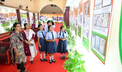 विद्यार्थियों ने देखी स्वतंत्रता संग्राम सेनानियों और ‘वंदे मातरम्’ पर आधारित छायाचित्र प्रदर्शनी